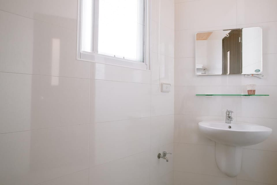 Quadruple Room | Bathroom | Shower, hydromassage showerhead, free toiletries, hair dryer