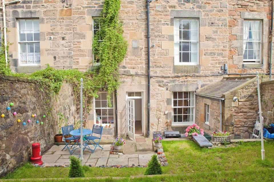Escape from all the hustle and relax in the private walled garden. Enjoy a seat on the patio which gets sum until late evening. There's a gas BBQ for guests to use