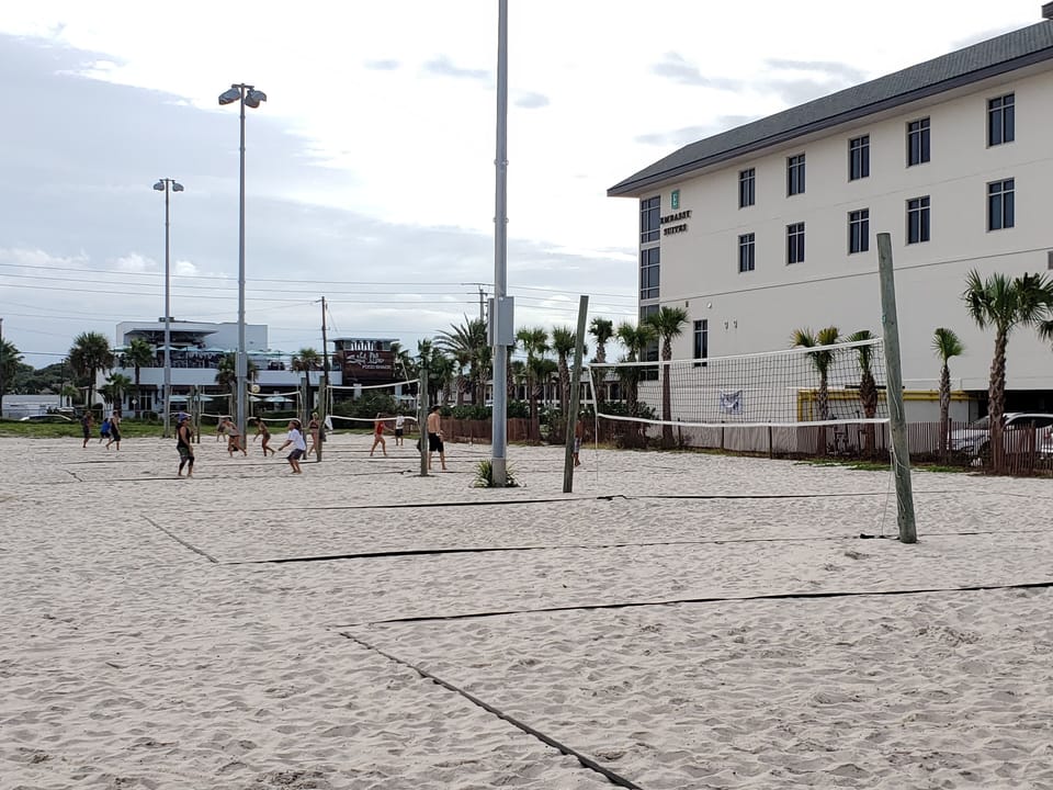 Walking distance to beach, volleyball, pier-side concerts. Yeah!