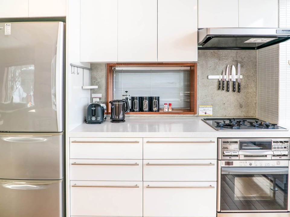 Yuuki Toride | Private kitchen | Fridge, microwave, oven, stovetop