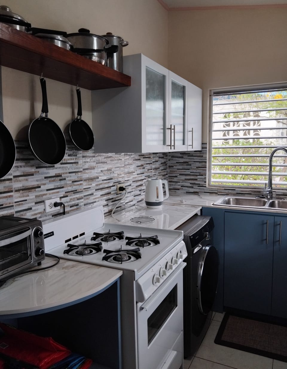 Well-equipped kitchen
Washing machine located here