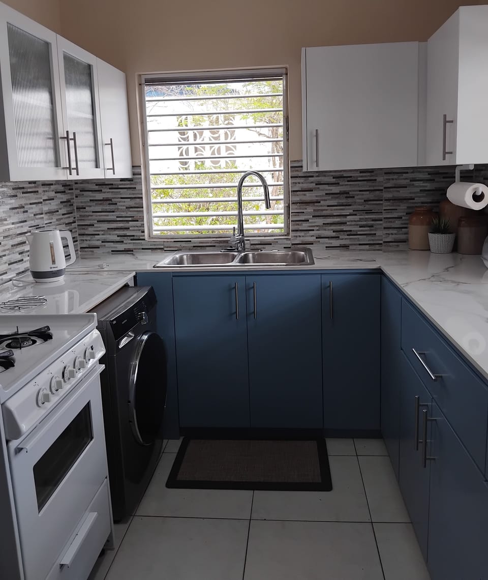Well-equipped kitchen
Washing machine located here