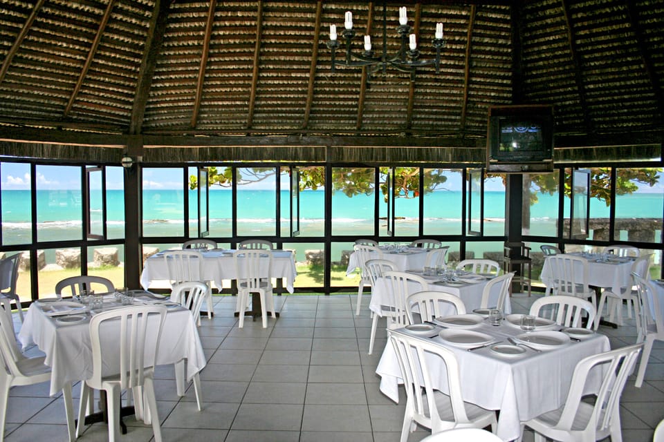 2 restaurants; breakfast, lunch, and dinner served
