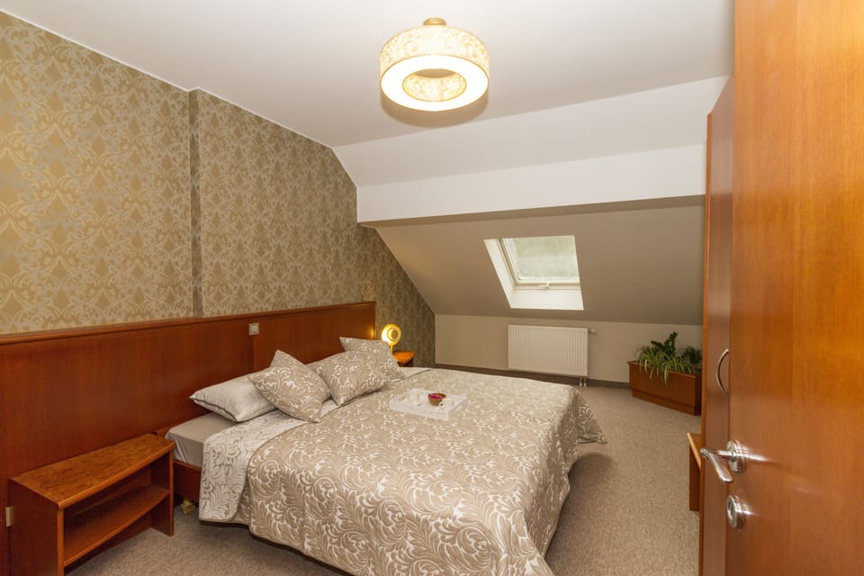 Gallery Penthouse | 2 bedrooms, Egyptian cotton sheets, premium bedding, memory foam beds