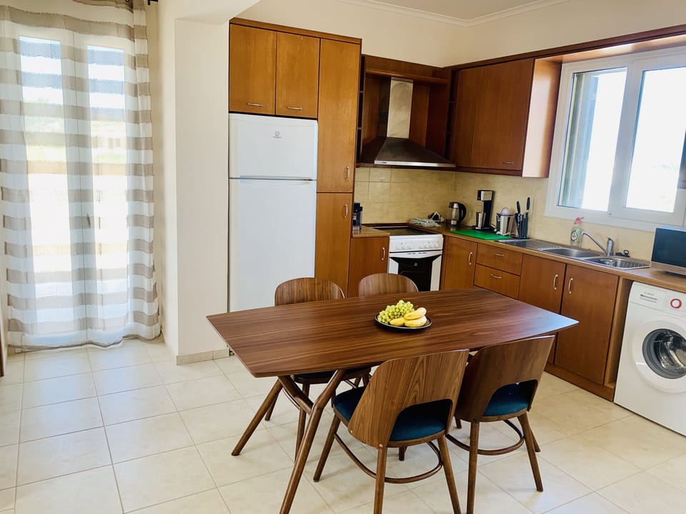 Fully equipped kitchen with dining area 