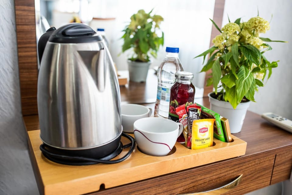 Coffee/tea maker, electric kettle