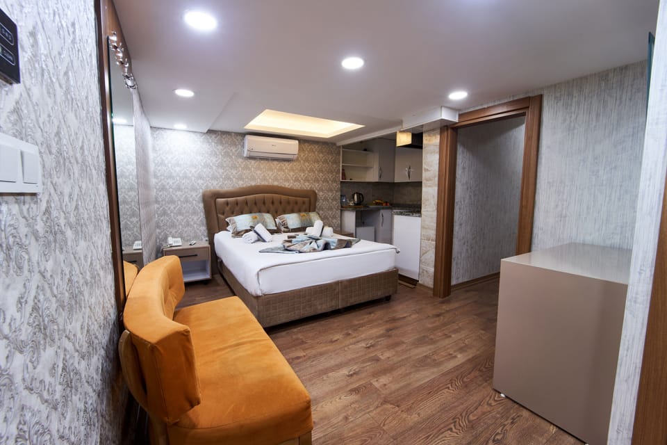 Family Studio Suite | Minibar, in-room safe, desk, laptop workspace