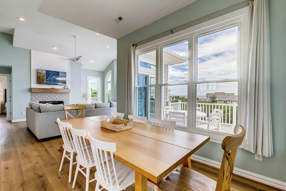 Top-Level Dining Room with Table (seats 8)