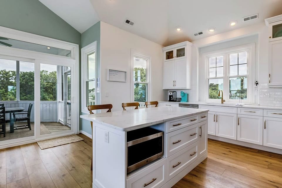 Top-Level Kitchen with Bar (seats 3)