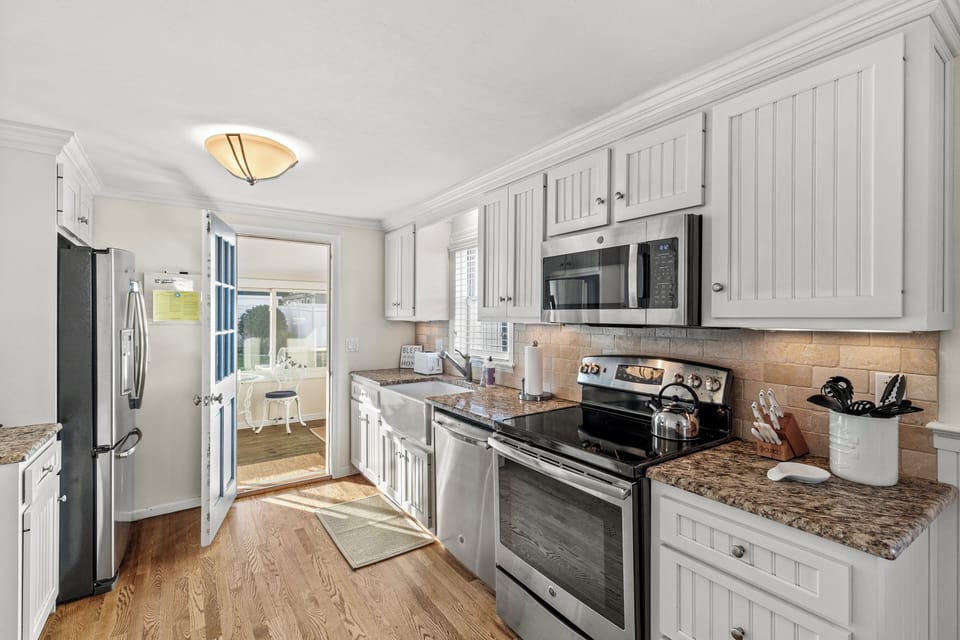 Kitchen with appliances 