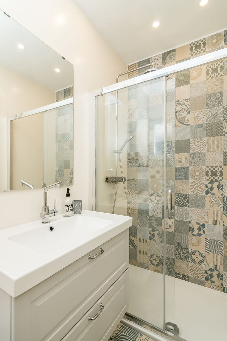 Deluxe Double Room, Sea View (Extra Bed) | Bathroom | Shower, free toiletries, hair dryer, towels