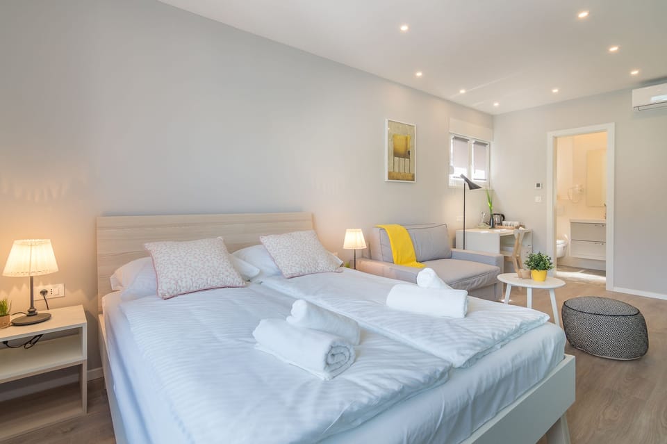 Deluxe Double Room, Sea View (Extra Bed) | In-room safe, soundproofing, free WiFi, bed sheets