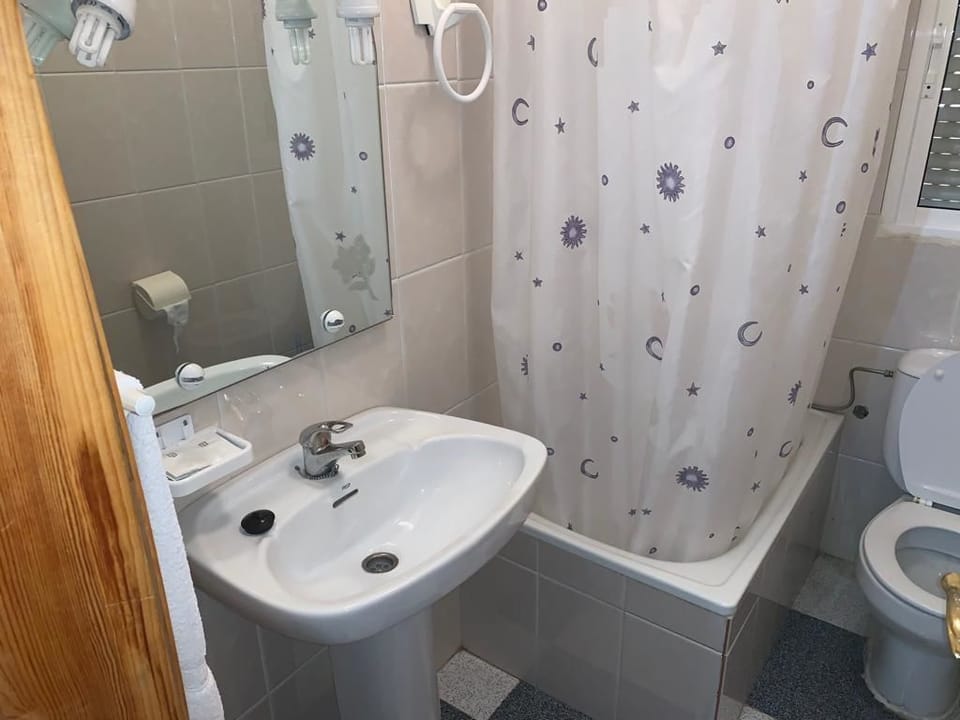 Triple Room | Bathroom | Towels, toilet paper