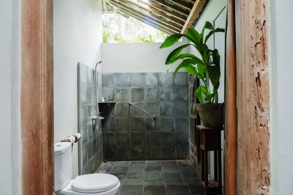 Heritage with Private Plunge Pool | Bathroom | Shower, rainfall showerhead, free toiletries, hair dryer