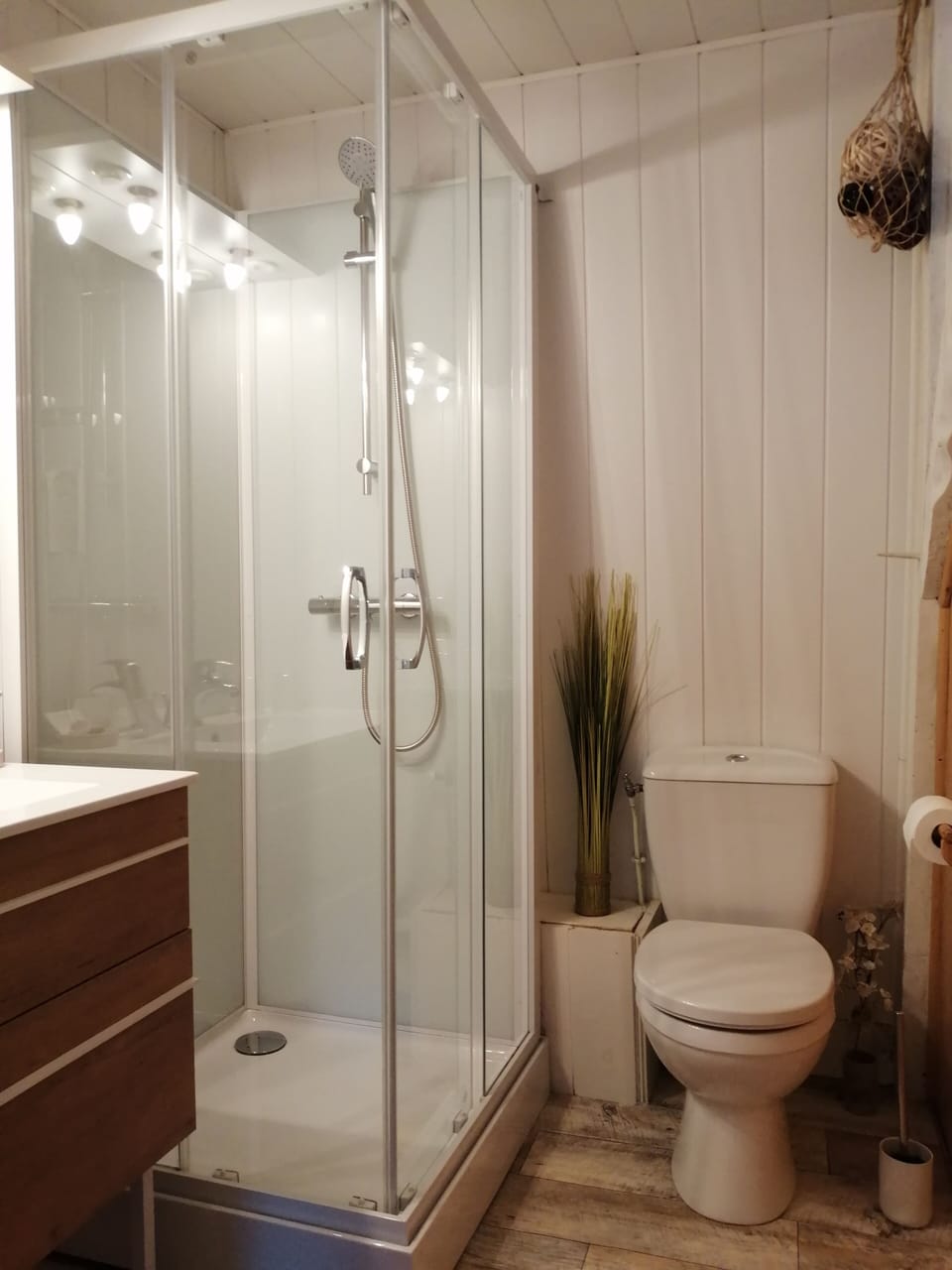 Triple Room | Bathroom | Shower, rainfall showerhead, hair dryer, towels