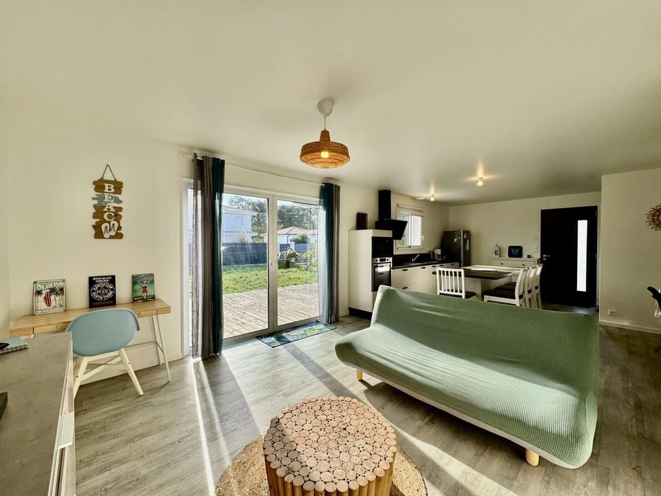 Large living room (kitchen, dining room and lounge)