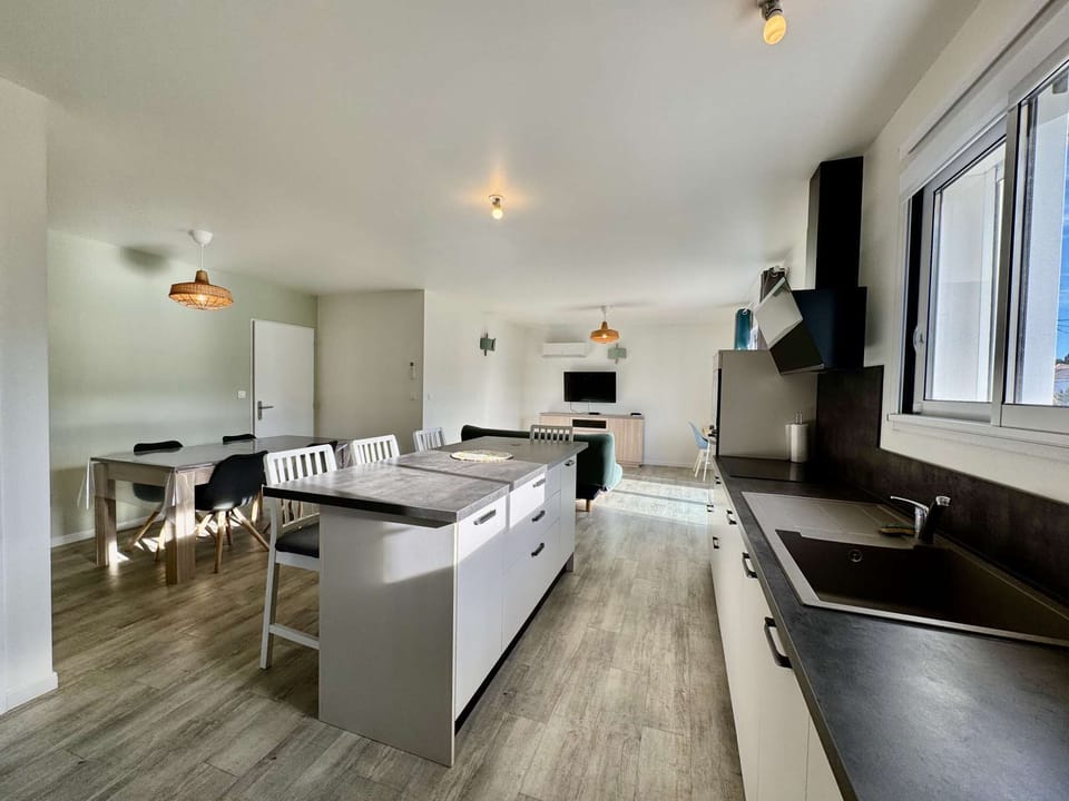 Large living room (kitchen, dining room and lounge)