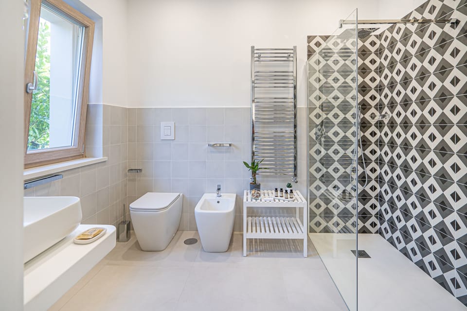 Standard Double Room | Bathroom | Shower, rainfall showerhead, hair dryer, slippers