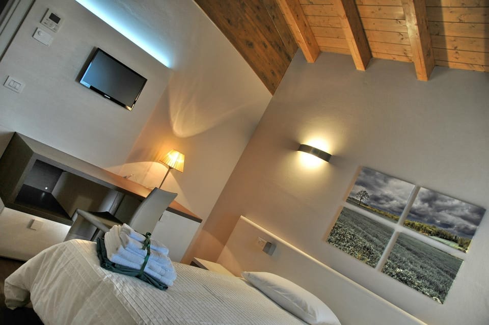 Double Room | Minibar, desk, blackout drapes, soundproofing