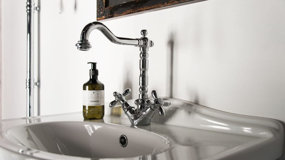Deluxe Room (2) | Bathroom sink
