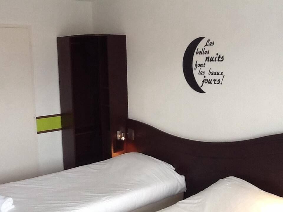 Twin Room | Premium bedding, desk, iron/ironing board, free WiFi