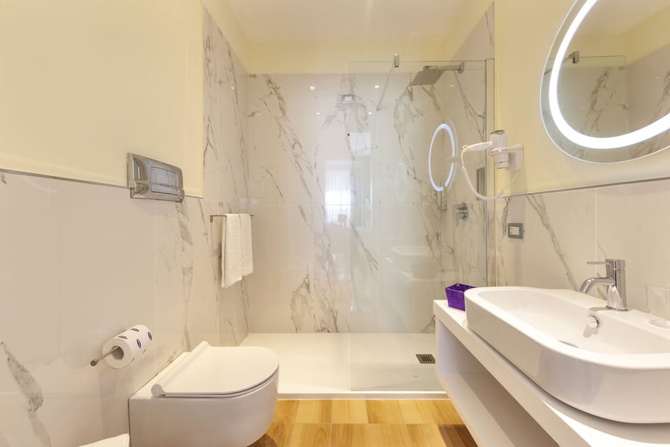 Shower, rainfall showerhead, free toiletries, hair dryer