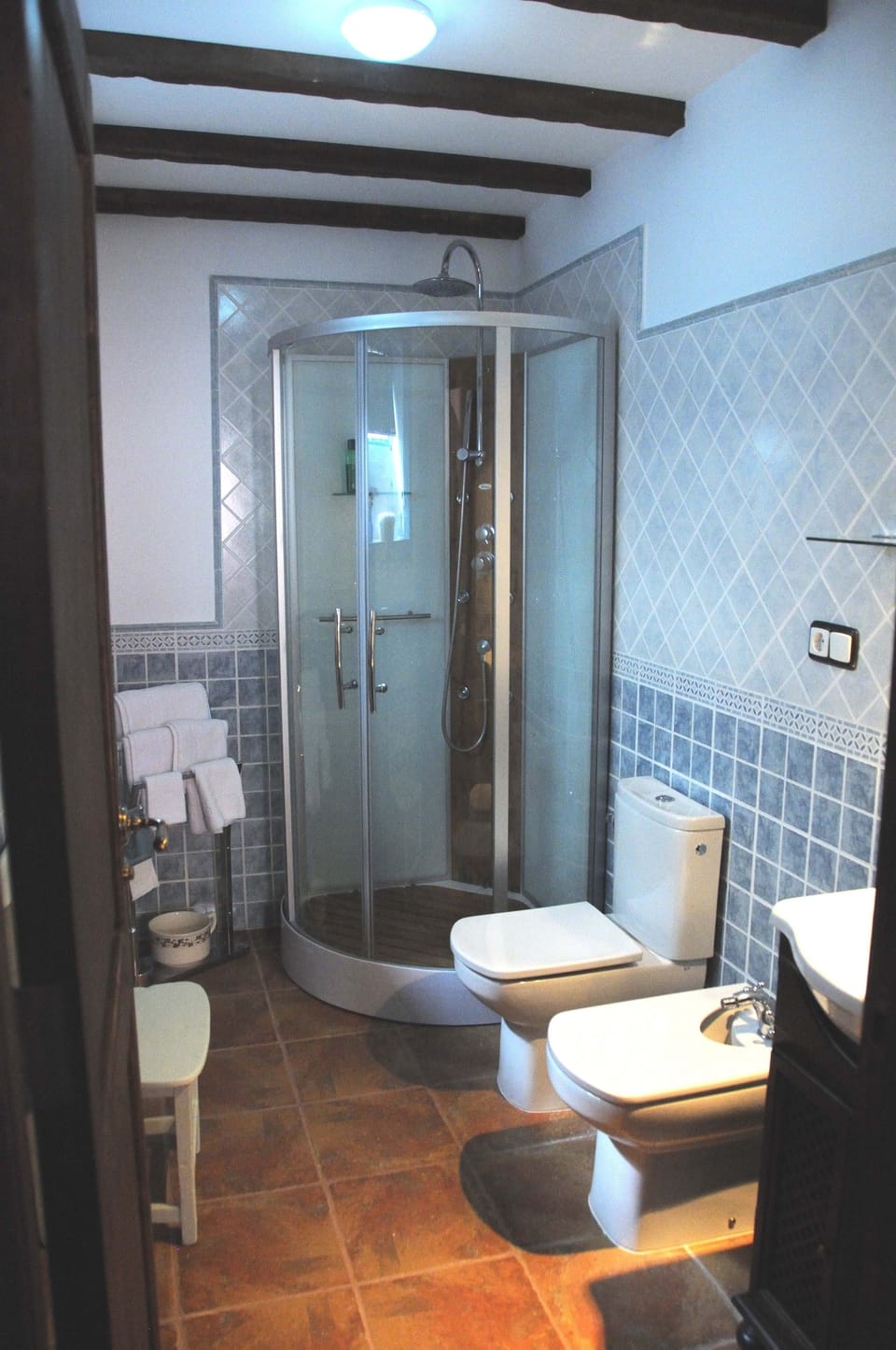 Combined shower/tub, rainfall showerhead, free toiletries, hair dryer