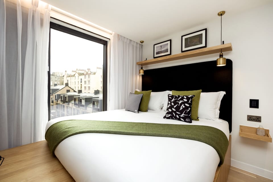 Wilde Studio | Minibar, soundproofing, iron/ironing board, cribs (free)