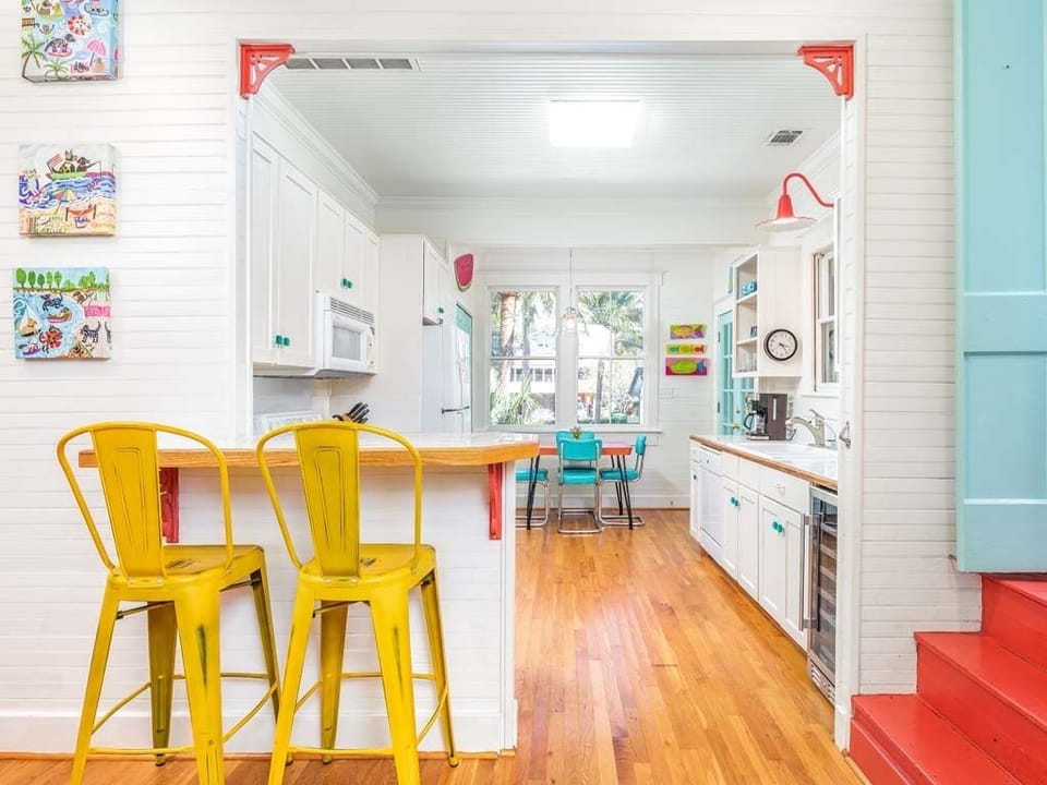 The fully equipped kitchen with bar seating for 2