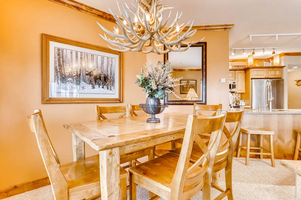 Condo, 2 Bedrooms | Dining
