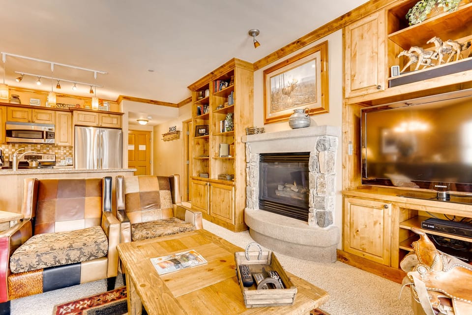 Condo, 2 Bedrooms | Living area