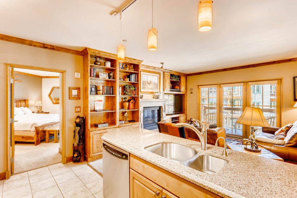 Condo, 2 Bedrooms | Private kitchen | Fridge, oven, coffee/tea maker, toaster