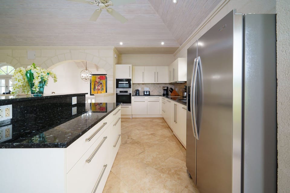 The contemporary and fully outfitted ktichen with a breakfast bar