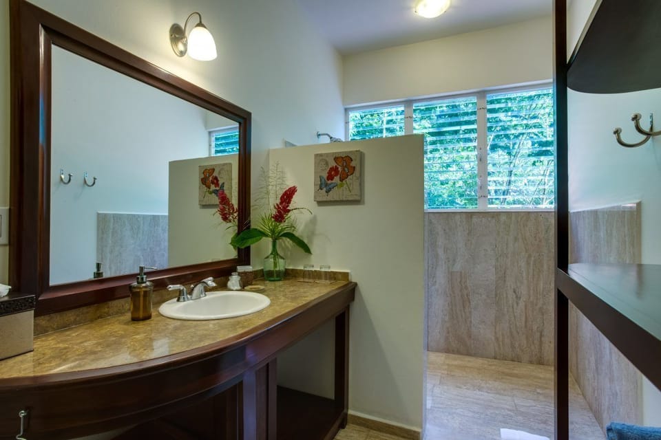 Luxury Studio Suite | Bathroom | Shower, rainfall showerhead, free toiletries, towels