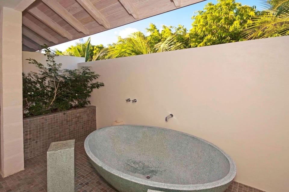 Tom Tom -  Outdoor Bathtub