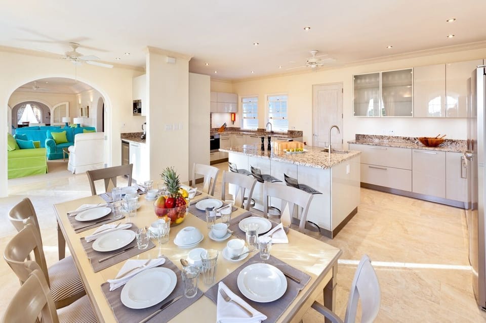 Fully equipped kitchen and dining area