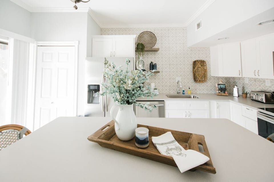 Minimal yet chic decor has been tastefully chosen for the kitchen.
