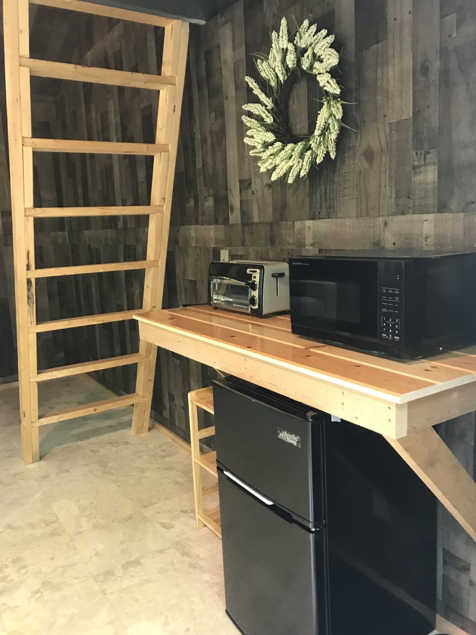 Kitchenette & ladder