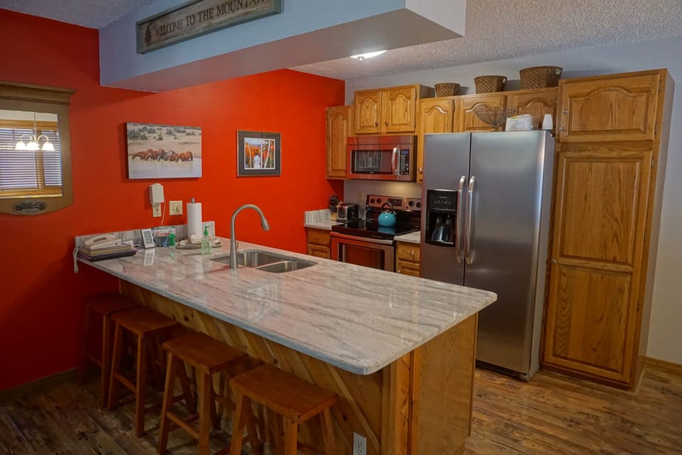 Granite counters & stainless steel appliances