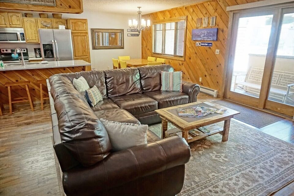 Hardwood floors, patio with direct access BBQ area
