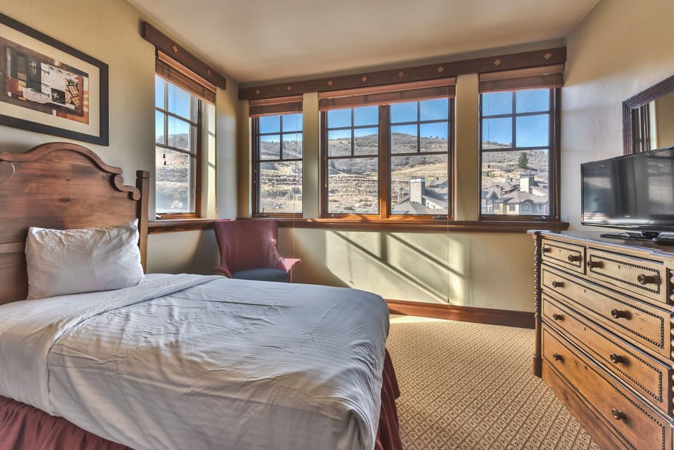 Four bedrooms are king, queen or two twins, and two bedrooms for which preference can be noted. Can choose two twins or king made out of two twins)