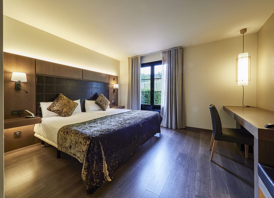 Twin Room (Shared Terrace) | Premium bedding, in-room safe, desk, laptop workspace