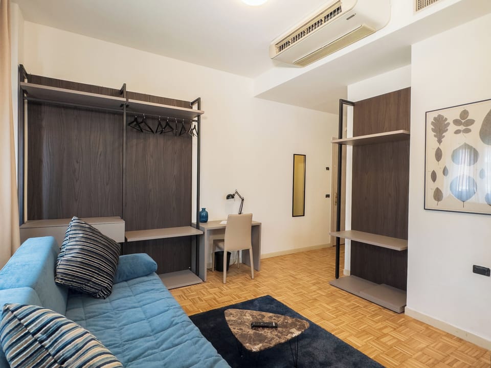 Junior Suite | Minibar, in-room safe, desk, iron/ironing board