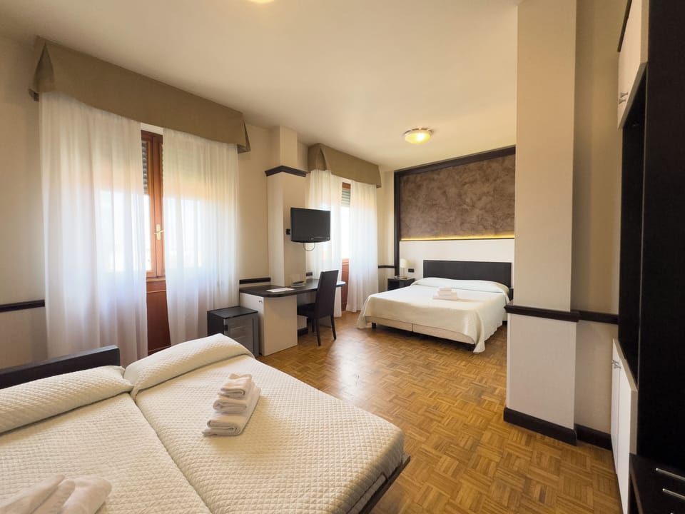 Junior Suite | Minibar, in-room safe, desk, iron/ironing board