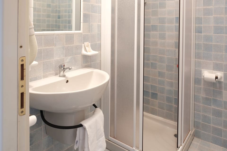 Standard Room, 1 Double Bed | Bathroom | Hair dryer, towels