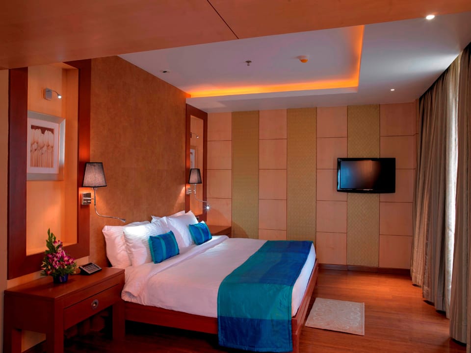 Executive Suite | Minibar, in-room safe, desk, soundproofing