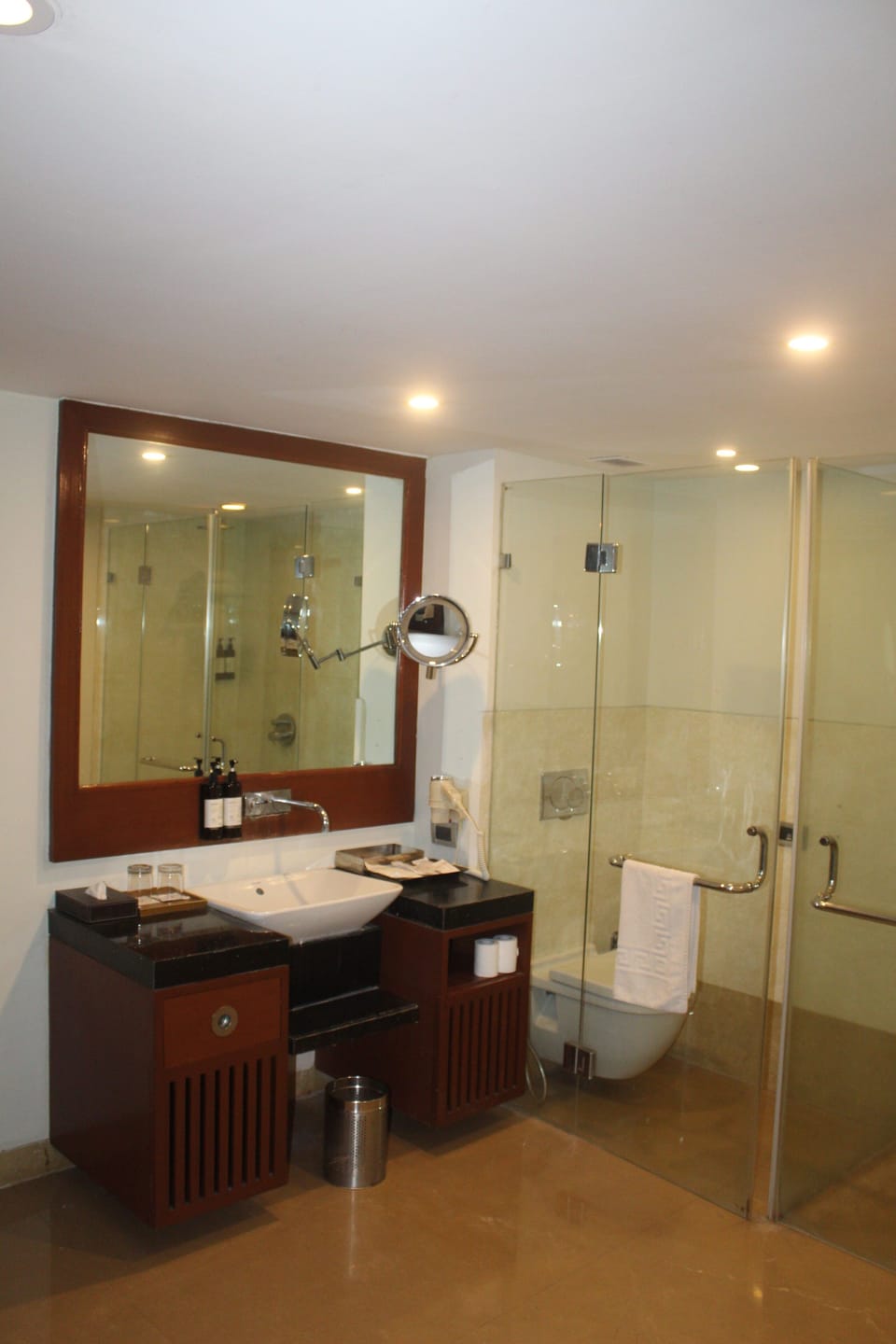 Executive Suite | Bathroom | Combined shower/tub, free toiletries, bathrobes, towels