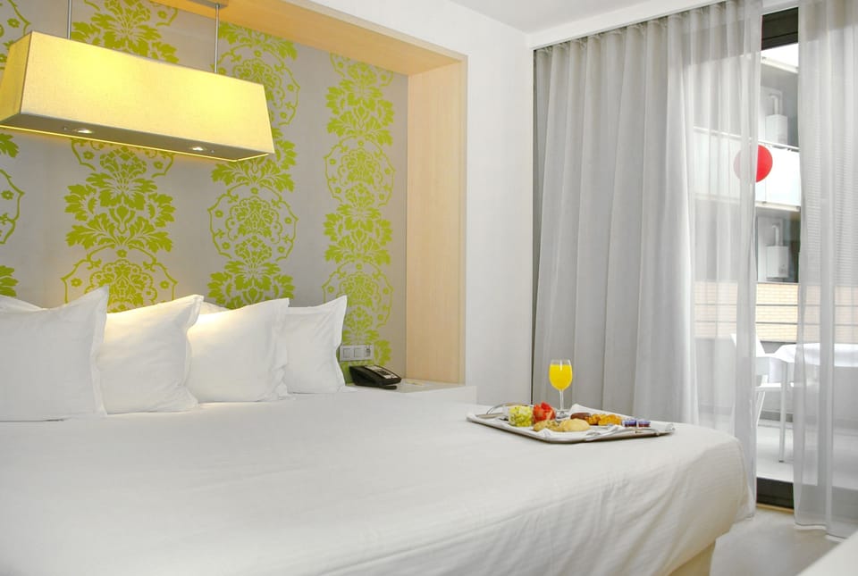 Room, 1 King Bed, Balcony | Premium bedding, down comforters, minibar, in-room safe