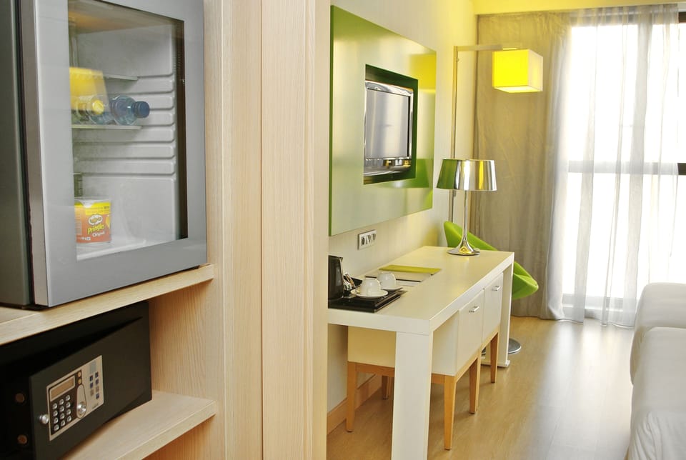 Twin Room (Guest) | Premium bedding, down comforters, minibar, in-room safe