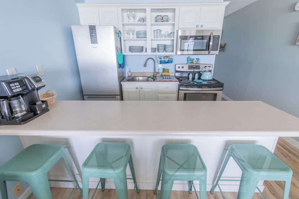 Lots of counter space here